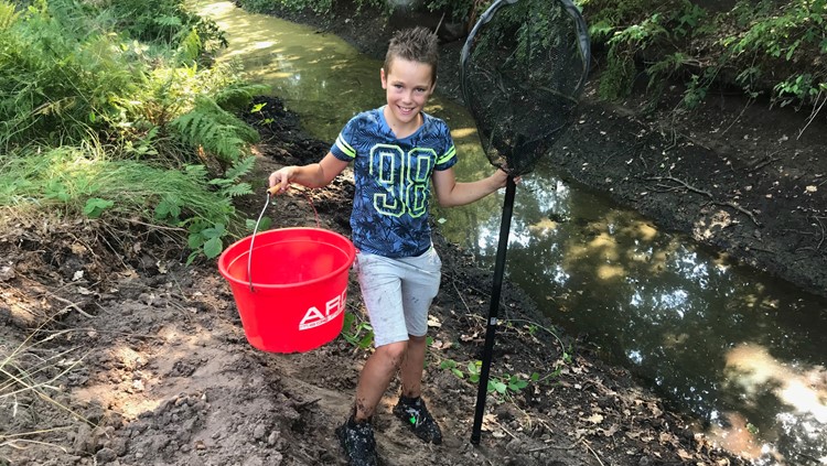 Joey_staat_deze_vakantie_iedere_dag_met_zijn_schepnet_klaar_om_vissen_te_redden_.jpg