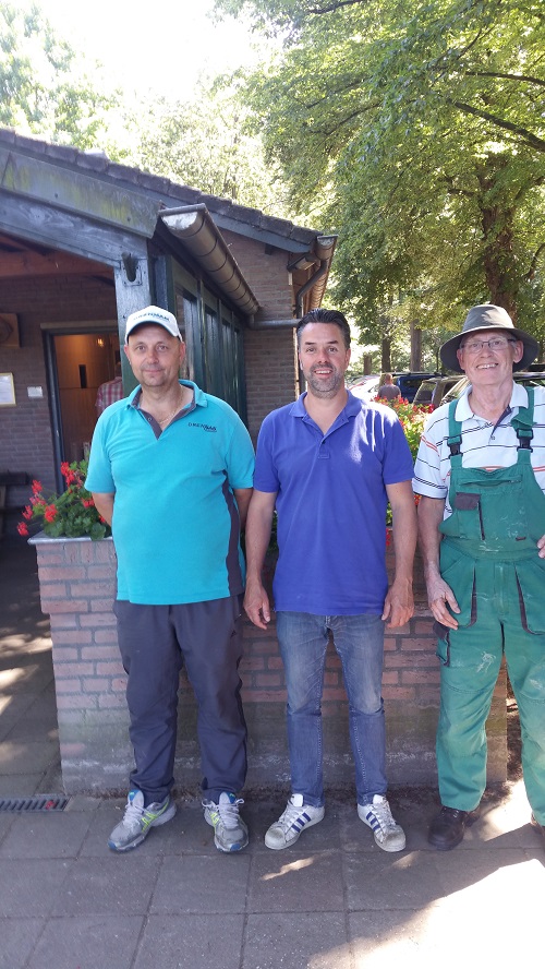 Winnaars met in het midden Frits van Stelelenburg